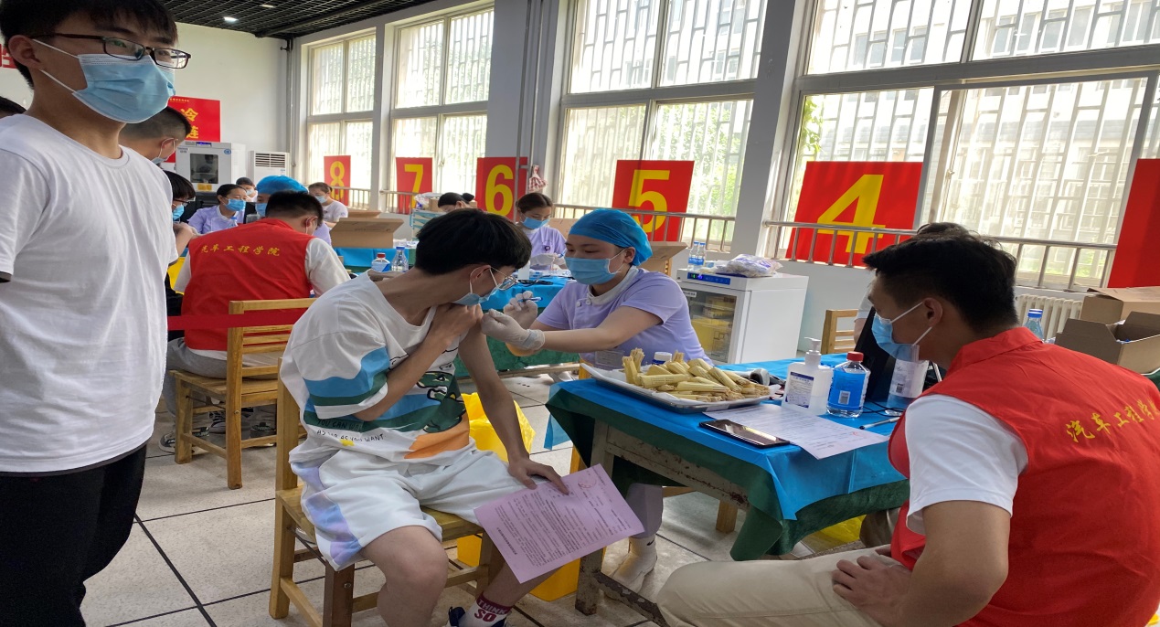 说明: E:\书海2021\防疫知识宣传\疫苗接种现场二.jpg